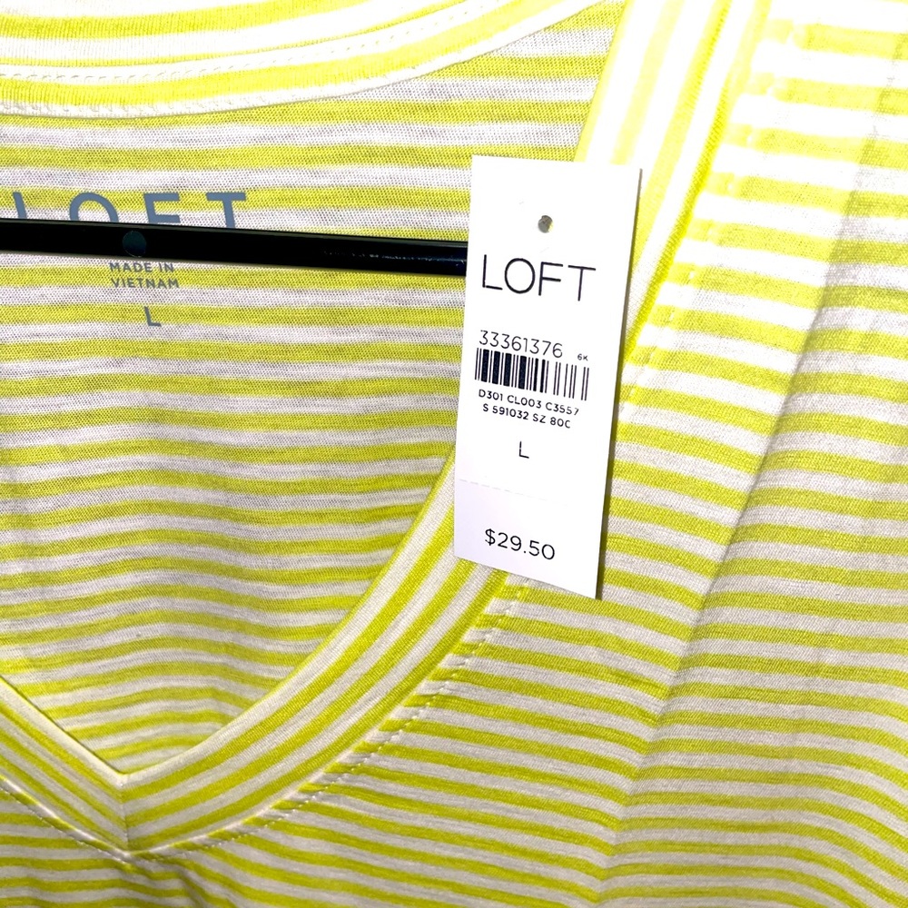 BNWT   Loft V-neck everyday tee. Sz Large